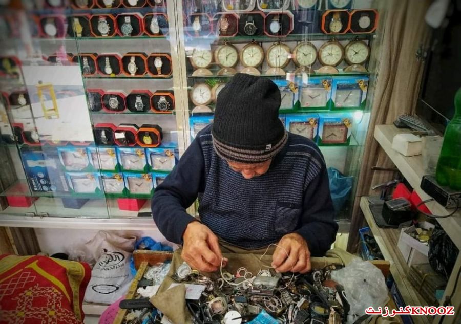 الثمانيني إبراهيم الهمص من غزة يعمل في مجال تصليح الساعات منذ 65 عاماً